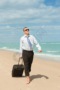 海滩度假的商务男性图片
