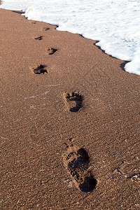 湿的海滩上脚足轨迹赤步图片