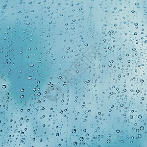 蓝色云雨滴质地自然蓝色的秋天季节背景窗户上有雨滴的季节风背景