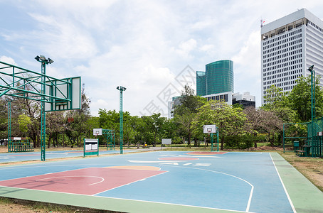 卫生保健追踪泰国城市公园的篮球场棒闲暇图片