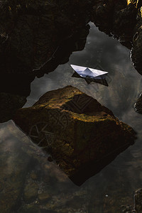 帆玩具景观水中的抽象船纸悲伤情绪的概念图片
