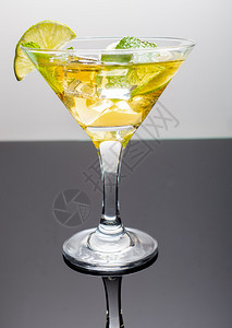 一种杯玛格丽塔鸡尾酒杯中切开石灰古典玛格丽塔鸡尾酒凉爽的派对图片
