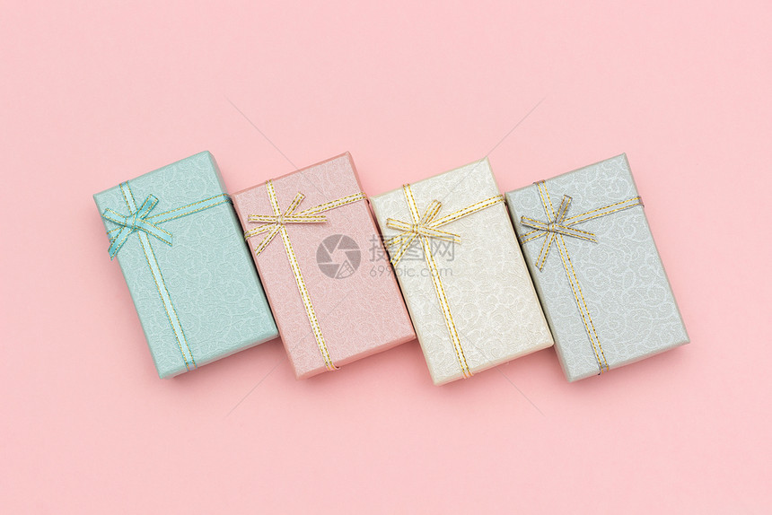 目的浪漫展示粉红背景上一套贴纸颜色的礼品盒粉红色背景上一套糊面颜色的礼品盒Top视图图片