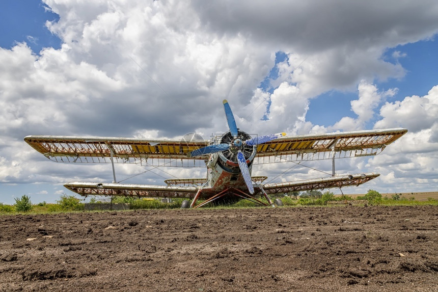 陈年损害毁坏弃机飞站在战场上对着阴云的蓝色天空图片