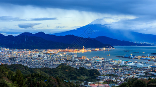 天空自然州国际港和日本上午的fuji山地背景港口国际和Fuji山地图片