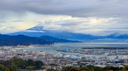国际港和日本上午的fuji山地背景港口国际和Fuji山地公吨城市商业图片