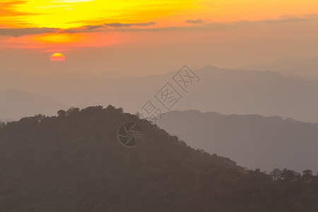 山顶日落风景图片