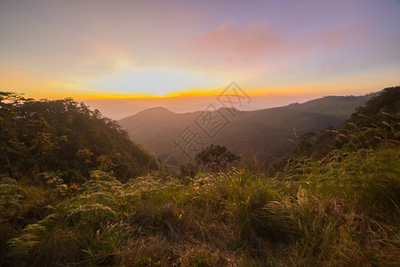 山顶日落风景图片