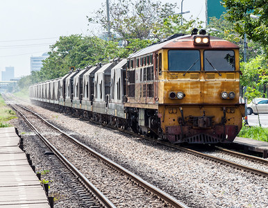 货运列车正在通过泰国城的旧车站路力量经过图片