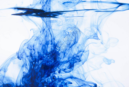 科学创造水中的蓝墨滴产生抽象背景漩涡图片