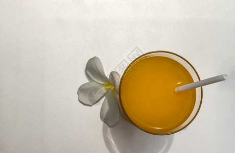 果汁一杯新鲜橙子用于银色背景休闲活动美食杯红橙汁颜色桌面图片