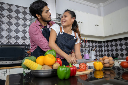 男人厨师快乐和微笑的年轻夫妇在家中厨房做饭的食物刀图片