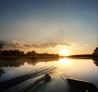 冷静的美丽黎明清晨在一条充气船上水里有条划桨海景图片