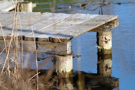 结构体用于在池塘中捕鱼的小型木浮船河简单的图片