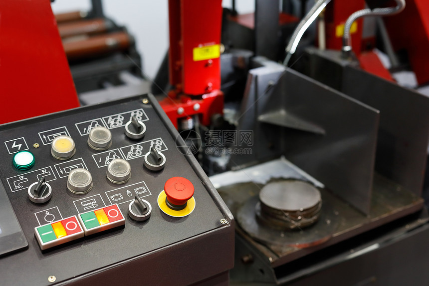 细节数控技术CNC金属切削带自动控制板的面锯图片