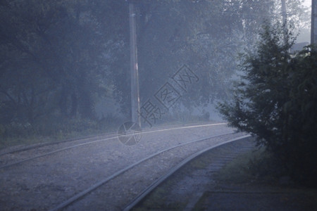 航运自然一种浓雾的夜晚一条弯曲的铁路图片