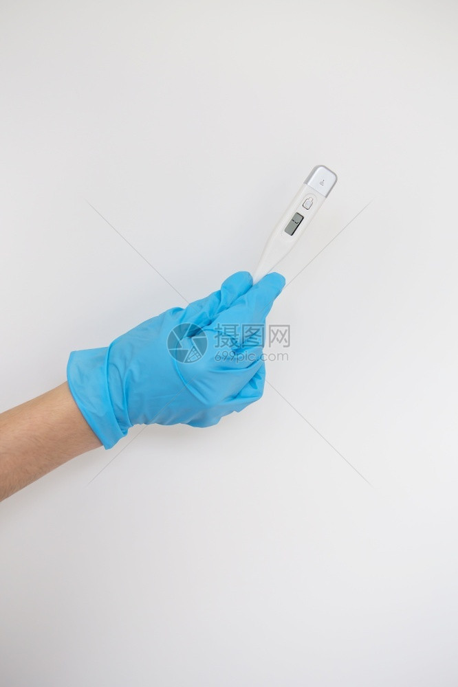 医生的手戴蓝色乳胶套上面有温度计显示患者在蓝背景流感病理概念下的身体温度医生的手佩着带有温度计的蓝色乳胶手套掌声生病的关心一种图片