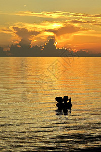 目的地古巴美国加勒比海青年岛加勒比海滩的橙子日落和情侣景区松弛图片