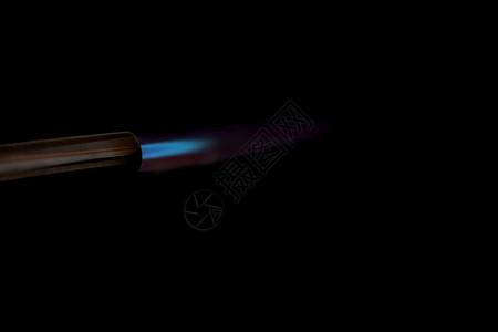 黑暗的银色背景蓝火焰点炉燃烧器煤气喷火炬钎焊高清图片