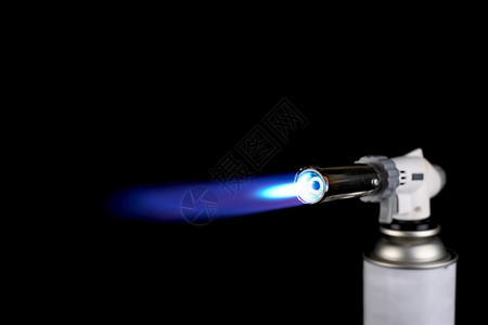 丙烷丁黑色背景的蓝火焰点炉燃烧器煤气喷火炬手动的图片