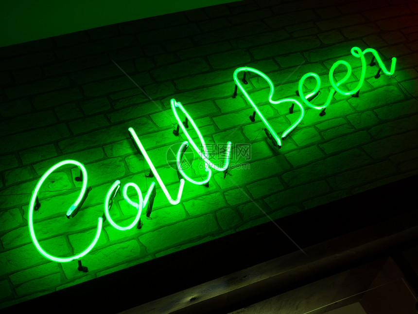 冷啤酒尼恩信签在饮料部商店市场啤酒尼恩信店娱乐夜晚书法图片
