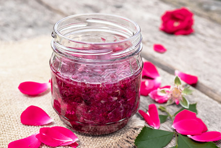 节省木桌花朵的瓣在木桌坛朵的瓣上鲜与健康食物复制空间紫丁香红色的图片