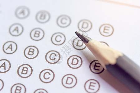 服用错误答案表或标准测试格上的钢笔有回答泡沫化的多重选择答单设计图片