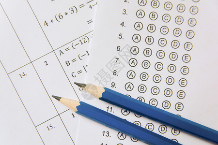 知识竞答白色的测验答案表或标准测试格上的钢笔有回答泡沫化的多重选择答单考试背景