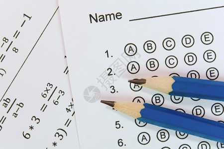 错误的答案大学问卷术的答案表或标准测试格上的钢笔有回答泡沫化的多重选择答单背景