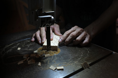 工具家木匠建筑与电动拼锯和木工人一起作切割块木头锯图片