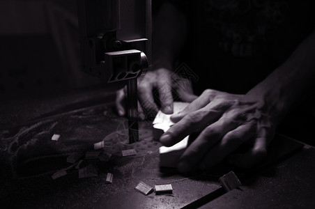 拼图工业的刀木匠建筑工与电动拼锯和木工人一起作切割块木头图片