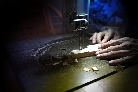 拼图木匠建筑工与电动拼锯和木工人一起作切割块木头工匠带锯图片