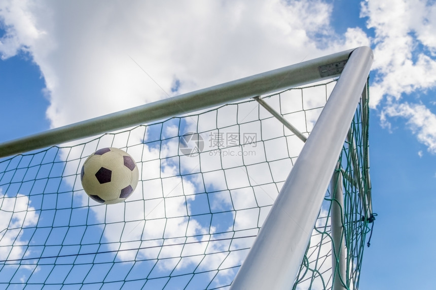 足球以蓝天空和白云射向球角的落目标方向路口图片