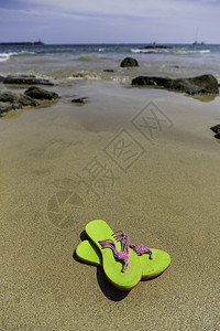 旅游黄色的翻动沙滩上的拖鞋暑假和沙滩上细的翻拖鞋图片