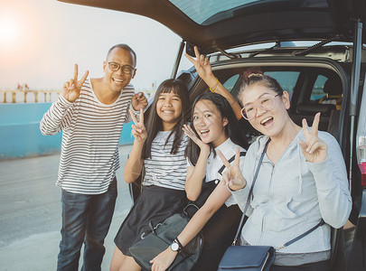 女在度假旅行目的地拍照亚裔家庭幸福感照片在旅游目的地上拍摄亚洲人笑图片