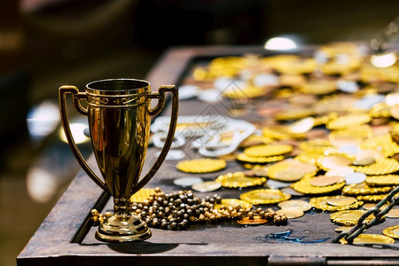 珠宝古老的藏金奖杯有钱币换取财富奢侈和成功的概念货币目图片