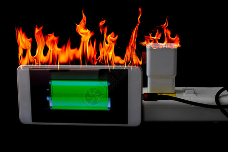 电源器移动的火热在黑背景电源插头入的适应智能电话充器上喷火黑色的设计图片