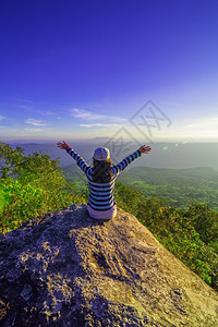 运动天空自由女神在高山与日晒之间举起手来对抗太阳健康图片