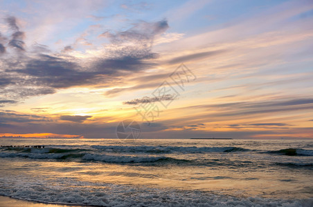 天空抽象的海上日落阳光下的海浪红色海浪上的日落出图片