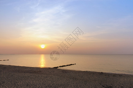 抽象的日出海滩上落阳光下的海浪红色海浪上的日落图片