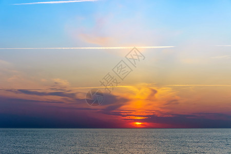 支撑景观海上日落阳光下的海浪红色海浪上的日落洋图片