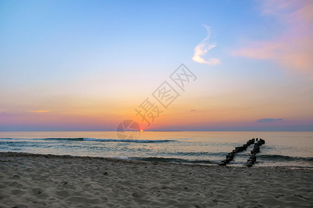 旅行冷静的假期海上日落阳光下的海浪红色海浪上的日落图片