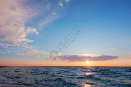 景观海上日落阳光下的海浪红色海浪上的日落洋抽象图片