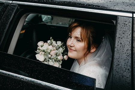 下雨面纱天露的浅地深处在车窗户上用花束贴近新娘的距离肖像场地图片