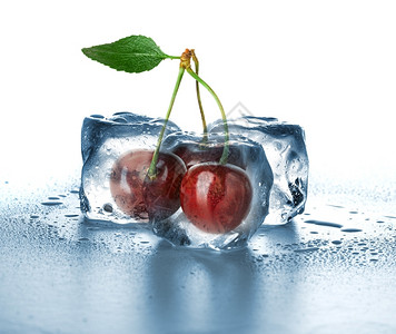 食物白色背景的冰雪方块和甜樱桃纯度新鲜的图片
