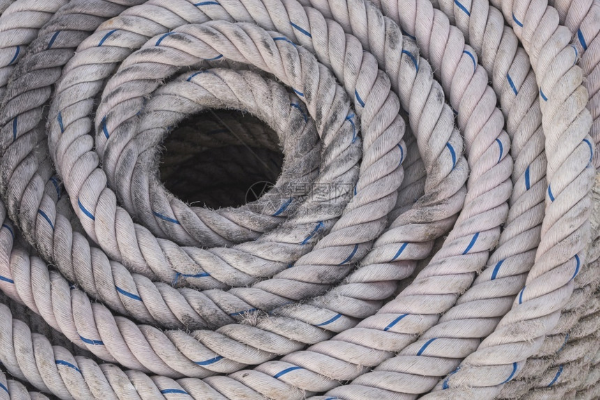 有质感的卷吊索螺旋状白色巨型纤维绳的顶端视图图片