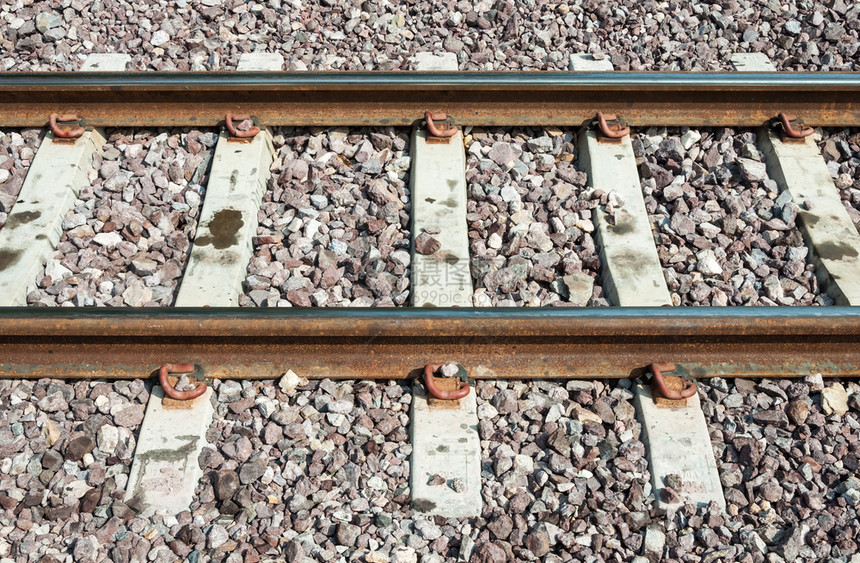 弄脏行业城市车站交接点主线的混凝土嵌入器新铁路道轨平行线图片