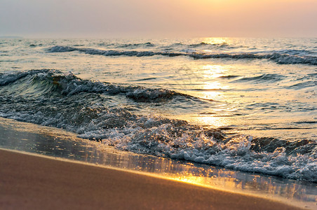 云假期海上日落阳光下的海浪红色海浪上的日落天空图片