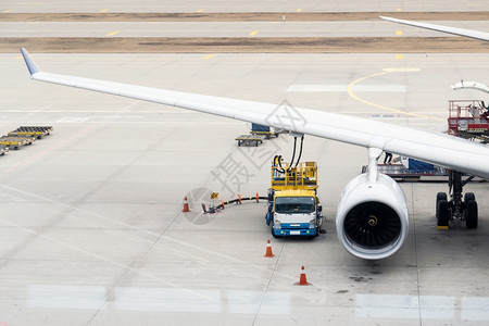 商业当局正在向新加坡航空公司的飞机加油然后在韩国仁川际机场飞去南韩行单位千美元汉城翅膀图片