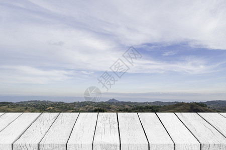 山场地清空白木桌顶上自然的蓝色天空景观桌子图片